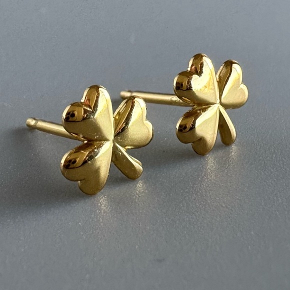 14k Gold Vermeil Shamrock Lucky Clover Stud Earrings - Picture 10 of 11